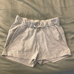 Lululemon on the fly short 2.5” inseam marble gray size 4